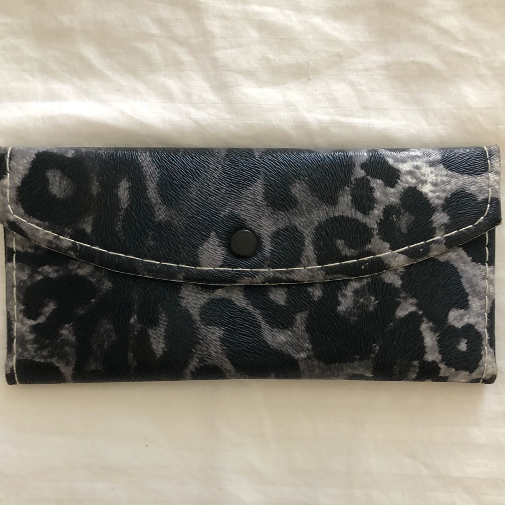 Leapoard print leather wallet